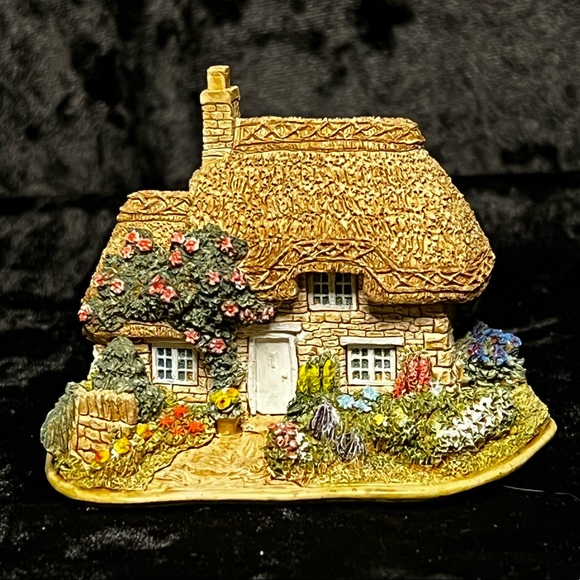 Lilliput Lane -Tuppenny Bun - England Collection - Picture 3 of 12